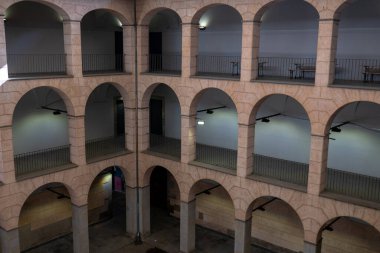 Olot, İspanya: 31 Ekim 2024: 2024 'te Garrotxa Müzesinin Katalonya' nın Olot şehrinde yer aldığı 18. yüzyıl bakımevi panoraması.