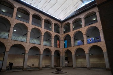 Olot, İspanya: 31 Ekim 2024: 2024 'te Garrotxa Müzesinin Katalonya' nın Olot şehrinde yer aldığı 18. yüzyıl bakımevi panoraması.