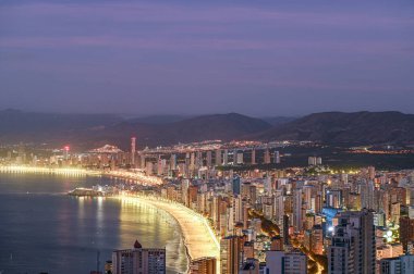 İspanya 'da Benidorm üzerinde açık bir günde Mirador de la Cruz' dan gün doğumu.