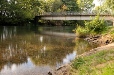 Carrion Nehri 2024 'te İspanya' nın Palencia şehrindeki Carrion de los Condes şehrindeki El Plantio Parkı 'nda..