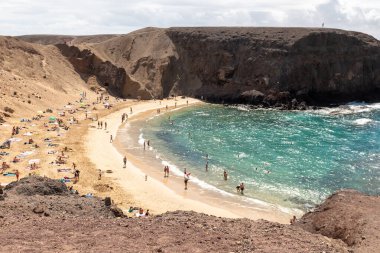 Lanzarote, İspanya: 16 Ekim 2024: Lanzarote 'deki Los Ajaches Doğal Parkı Papagayo Plajı' nda Panorama.