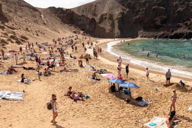 Lanzarote, İspanya: 16 Ekim 2024: Lanzarote 'deki Los Ajaches Doğal Parkı Papagayo Plajı' nda Panorama.