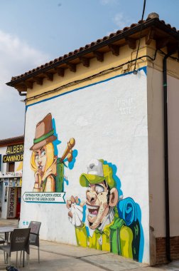 Calzadilla de la Cueza, İspanya: 24 Eylül 2024: 2024 'te Carrion de los Condes' den Terradillos Templarios 'a kadar Camino de Santiago' nun en ıssız sahnesinde Calzadilla de la Cueza köyündeki hacılar.