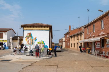 Calzadilla de la Cueza, İspanya: 24 Eylül 2024: 2024 'te Carrion de los Condes' den Terradillos Templarios 'a kadar Camino de Santiago' nun en ıssız sahnesinde Calzadilla de la Cueza köyündeki hacılar.