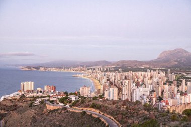 İspanya 'da Benidorm üzerinde açık bir günde Mirador de la Cruz' dan Şafakta Panorama.