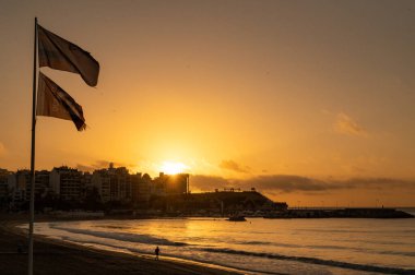 Benidorm, İspanya: 2024 Kasım: 2024 'te İspanya' nın Alicante kentindeki Benidorm kentindeki plajda yürüyen insanlar.