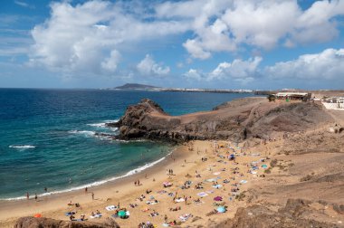 Lanzarote, İspanya: 16 Ekim 2024: Lanzarote 'deki Los Ajaches Doğal Parkı Papagayo Plajı' nda Panorama.