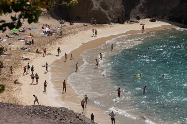 Lanzarote, İspanya: 16 Ekim 2024: Lanzarote 'deki Los Ajaches Doğal Parkı Papagayo Plajı' nda Panorama.