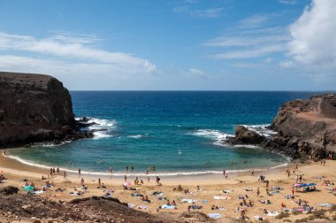 Lanzarote, İspanya: 16 Ekim 2024: Lanzarote 'deki Los Ajaches Doğal Parkı Papagayo Plajı' nda Panorama.