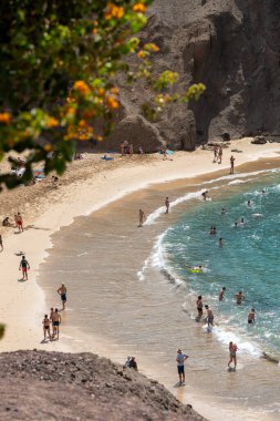 Lanzarote, İspanya: 16 Ekim 2024: Lanzarote 'deki Los Ajaches Doğal Parkı Papagayo Plajı' nda Panorama.