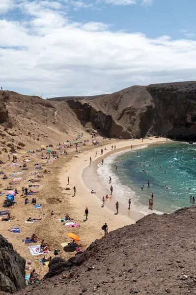 Lanzarote, İspanya: 16 Ekim 2024: Lanzarote 'deki Los Ajaches Doğal Parkı Papagayo Plajı' nda Panorama.