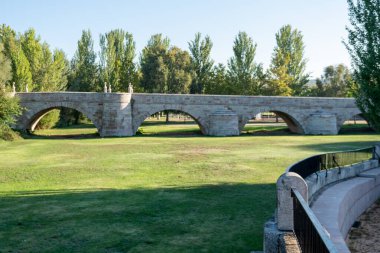 Leon şehrinin girişindeki Toro Parkı, 2024 yılında İspanya 'da St. James' in Fransız Yolu üzerinde bir geçit..