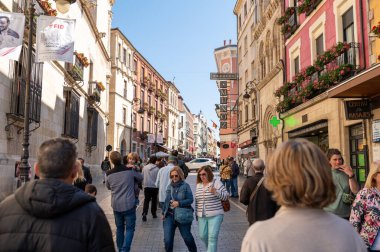 Leon, İspanya: 23 Eylül 2024: Pilgrimler, 2024 yılında İspanya 'da St. James' in Fransız Yolu 'na atılan bir adım olan Leon şehrindeki hacılarla kaynaştı..