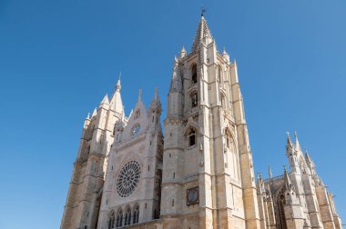 Leon, İspanya: 23 Eylül 2024: Leen 'deki Santa Mara de Regla Katedrali' nde panorama, İspanya 'daki St. James Yolu üzerinde 2024 yılında bir geçit..