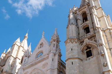 Leon, İspanya: 23 Eylül 2024: Leen 'deki Santa Mara de Regla Katedrali' nde panorama, İspanya 'daki St. James Yolu üzerinde 2024 yılında bir geçit..