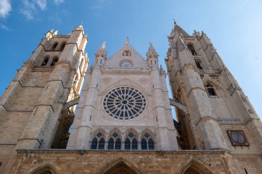 Leon, İspanya: 23 Eylül 2024: Leen 'deki Santa Mara de Regla Katedrali' nde panorama, İspanya 'daki St. James Yolu üzerinde 2024 yılında bir geçit..