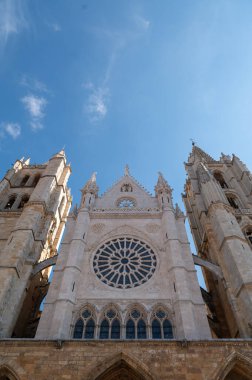 Leon, İspanya: 23 Eylül 2024: Leen 'deki Santa Mara de Regla Katedrali' nde panorama, İspanya 'daki St. James Yolu üzerinde 2024 yılında bir geçit..