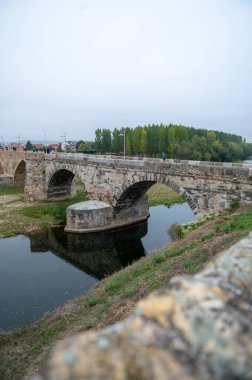 2024 'te Orbigo Hastanesi' ndeki Rbigo Paso Honroso Köprüsü 'nde Camino de Santiago' da panorama..