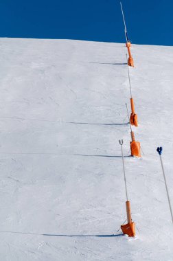 Grandvalira, Andorra: 2025 Ocak 2025 'te Andorra' da kayak pistlerinde kayakçılar.