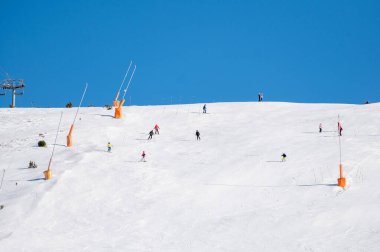 Grandvalira, Andorra: 2025 Ocak 2025 'te Andorra' da kayak pistlerinde kayakçılar.