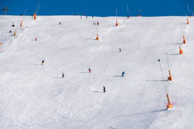 Grandvalira, Andorra: 2025 Ocak 2025 'te Andorra' da kayak pistlerinde kayakçılar.