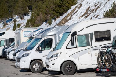 Grandvalira, Andorra: 1 Ocak 2025 'te Andorra' daki Grandvalira Kayak sahasının otoparkında kayak sezonunda motorlu evler.