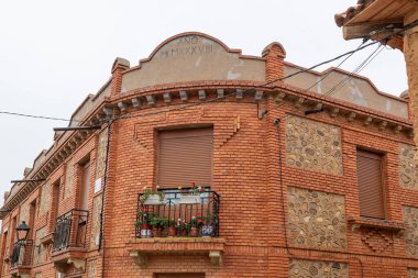 Orbigo Hastanesi, İspanya: 24 Eylül 2024: 2024 'te Camino de Santiago' daki Orbigo Hastanesi 'nde eski bir evin panoraması.