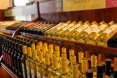 La Geria, İspanya: 16 Ekim 2024: 2024 'te Lanzarote Turizm Adası' ndaki La Geria Klasik Şarap Dükkanında Kanarya Şarapları.