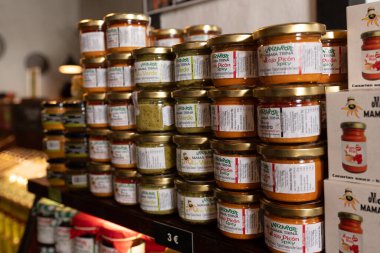 La Geria, İspanya: 16 Ekim 2024: Mojo Picon ve Mojo Rojo La Geria Klasik Şarap Dükkanı 'nda 2024 yılında Lanzarote Turizm Adası' nda.