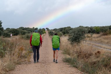 Leon, İspanya: 24 Eylül 2024: 2024 'te Camino de Santiago ile Santa Catalina de Somoza' ya giden hacılar.
