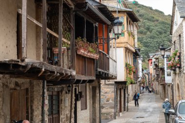 Molinaseca, İspanya: 27 Eylül 2024: Leon 'daki Molinaseca ana caddesinin panoraması, 2024 yılında Camino de Santiago' da.