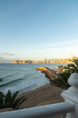 2024 yılında İspanya 'nın Alicante kentindeki Benidorm şehrinde gün doğumunda Cala del Mal Pas