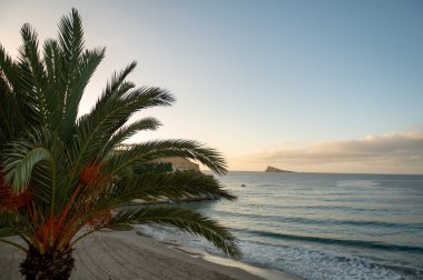 2024 yılında İspanya 'nın Alicante kentindeki Benidorm şehrinde gün doğumunda Cala del Mal Pas