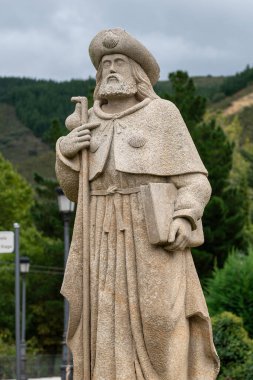 Molinaseca, İspanya: 27 Eylül 2024: Fransız güzergahı üzerindeki Camino de Santiago 'daki Molinaseca eyaletindeki Pilgrim Anıtı.