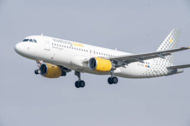 Barcelona, İspanya: 16 Şubat 2025: Vueling Airbus A320, İspanya Barselona El Prat Havaalanı (BCN) 2025.
