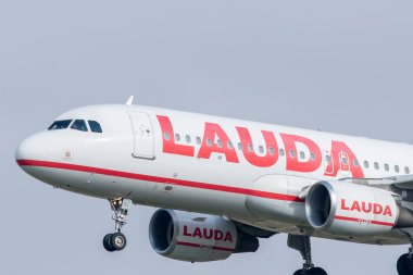 Barcelona, İspanya: 16 Şubat 2025: Lauda Airbus A320, İspanya Barselona El Prat Havaalanı (BCN) 2025.