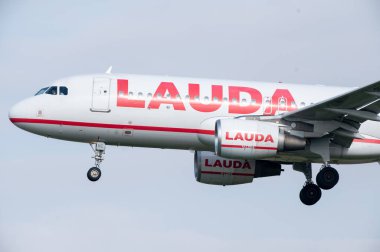 Barcelona, İspanya: 16 Şubat 2025: Lauda Airbus A320, İspanya Barselona El Prat Havaalanı (BCN) 2025.