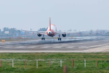 Barcelona, İspanya: 16 Şubat 2025: EasyJet Airbus A320, İspanya Barcelona El Prat Havaalanı (BCN) 2025.