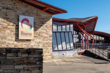 Cacabelos, İspanya: 2024 yılında İspanya 'da Leon, Cacobelos' taki Bierzo Köken Düzenleme Konseyi Genel Merkezi Panoraması.