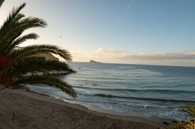 2024 yılında İspanya 'nın Alicante kentindeki Benidorm şehrinde gün doğumunda Cala del Mal Pas