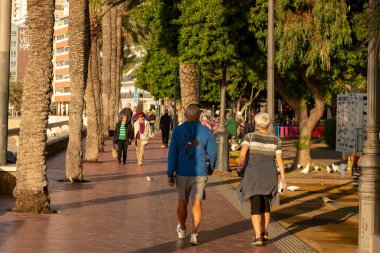 Benidorm, İspanya: 27 Kasım 2024: 2024 'te İspanya' nın Alicante kentindeki Benidorm kentinde halk gün doğumunda.