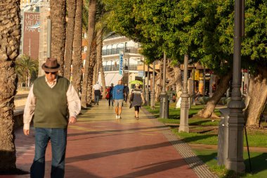 Benidorm, İspanya: 27 Kasım 2024: 2024 'te İspanya' nın Alicante kentindeki Benidorm kentinde halk gün doğumunda.