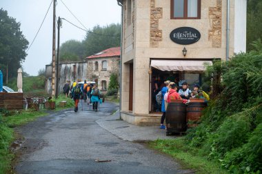 Furelos, İspanya: 3 Ekim 2024: İspanya 'nın Galiçya kentindeki St. James' in Fransız Yolu üzerindeki Furelos köyündeki Horreos 'taki hacılar.
