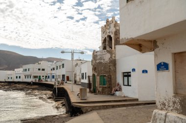 Caleta de Famara, İspanya: 2024 Ekim: İspanya 'nın Kanarya Adaları' ndaki Lanzarote adasındaki Caleta de Famara halkı.