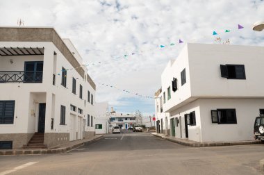 Caleta de Famara, İspanya: 2024 Ekim: İspanya 'nın Kanarya Adaları' ndaki Lanzarote adasında Caleta de Famara köyünün panoraması.