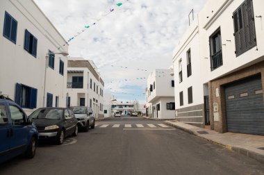 Caleta de Famara, İspanya: 2024 Ekim: İspanya 'nın Kanarya Adaları' ndaki Lanzarote adasında Caleta de Famara köyünün panoraması.