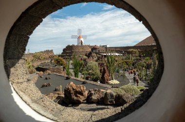 Lanzarote, İspanya: 15 Ekim 2024: Manrique tarafından İspanya 'nın Lanzarote adasında, El Jardin de Cactus' ta Panorama kuruldu..