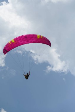 Organya, İspanya: 8 Ağustos 2025 'te İspanya' nın kuzeyindeki Lleida ilindeki Organya kasabasında yamaç paraşütü yapan adam.