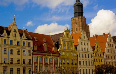 Eski kasabadaki renkli eski evler, Wroclaw, Polonya