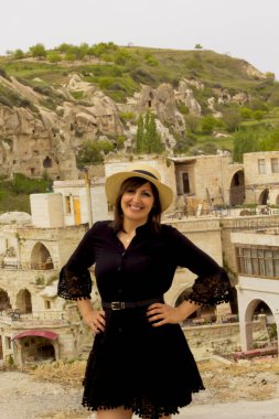 Kapadokya 'da terasta şapkalı bir kadın, hindi